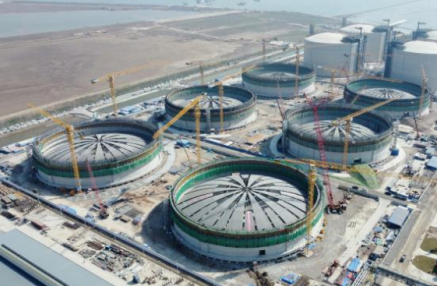 盐城“绿能港”6座世界最大LNG储罐完成拱顶模块吊装