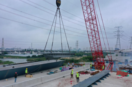 南湖路东延工程4标项目钢箱梁首吊顺利完成