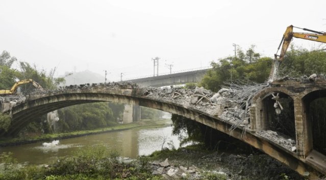 栏马桥危旧桥梁改造使用钢丝绳吊运废弃建筑材料